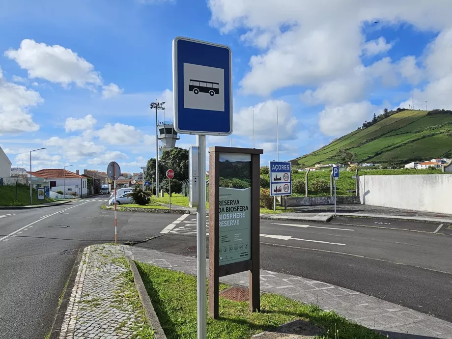 Autobusová zastávka na letisku Flores