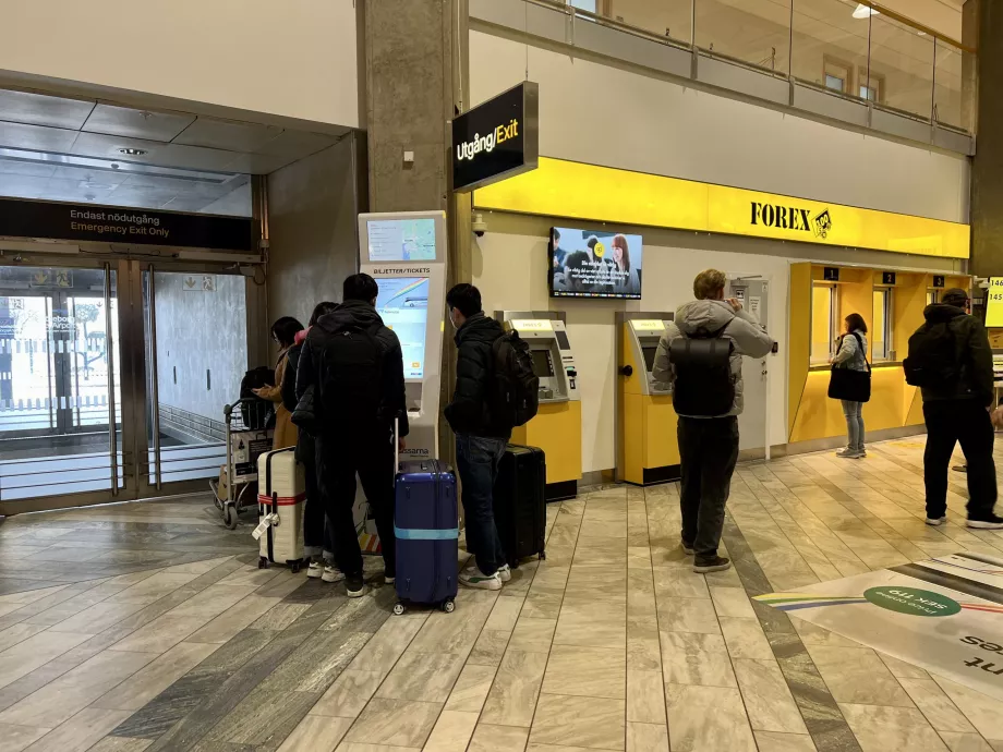 Automat na lístky vedľa zmenárne na letisku Göteborg