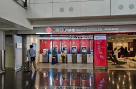 Bankomaty Bank of China, príletová hala, letisko HKG