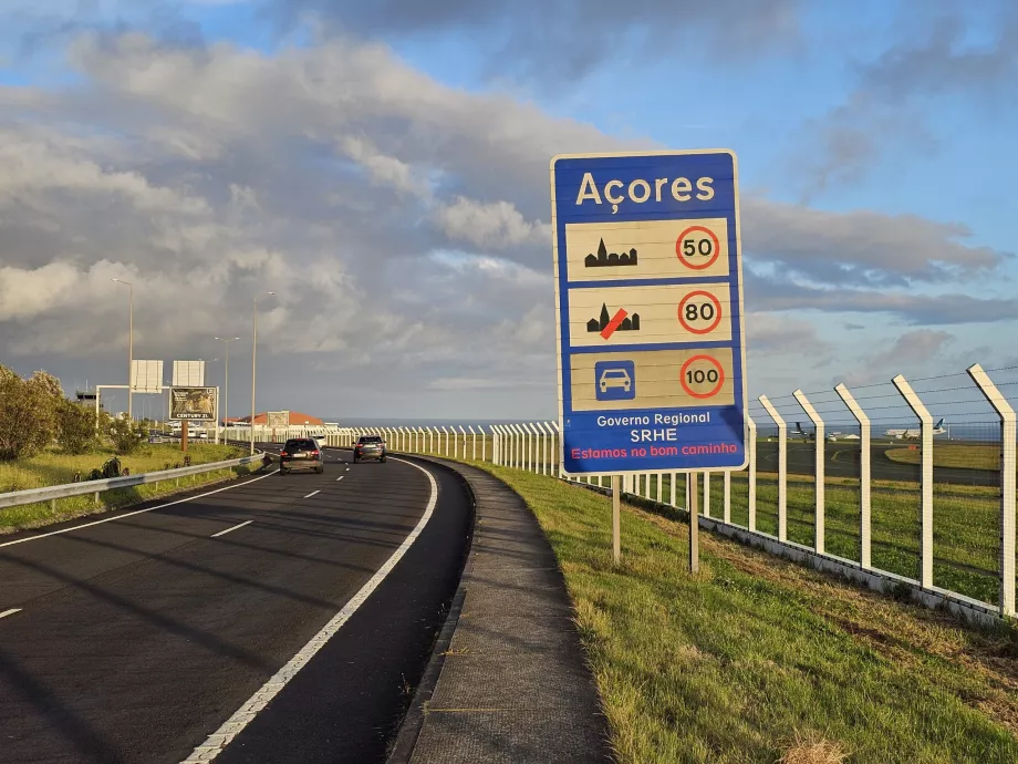 Požičovňa áut - označenie po opustení letiska Ponta Delgada