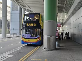 Autobusová zastávka S1 na letisku
