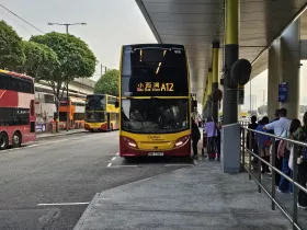 Autobus A12 na letisku