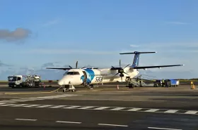 Dash 8 q-400 na letisku Ponta Delgada
