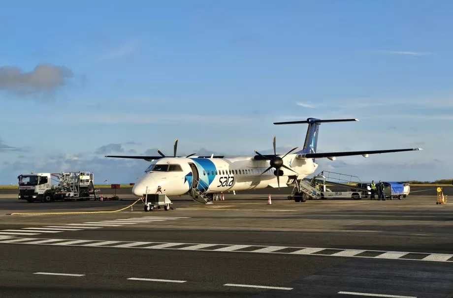 Dash 8 q-400 na letisku Ponta Delgada