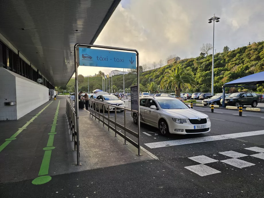 Stanovište taxíkov priamo pred príletovou halou