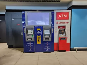 Bankomaty v príletovej hale terminálu 1
