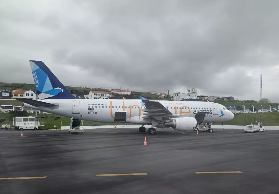 Azores Airlines, Airbus A320 s nápisom "Unique"