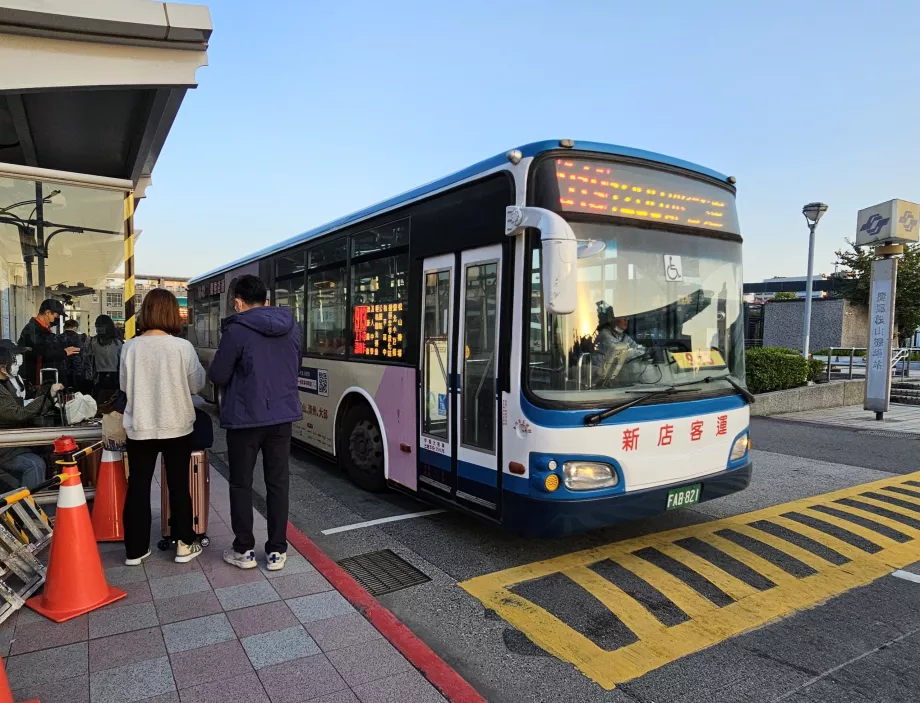 Mestský autobus na letisku Songshan