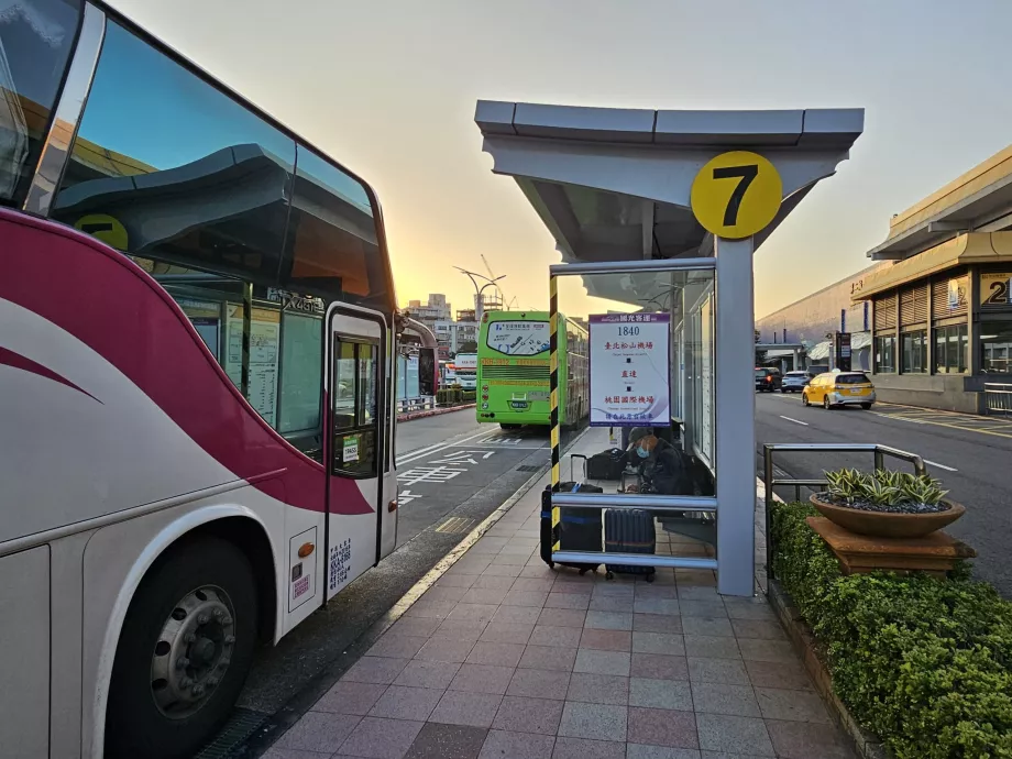 Autobusová zastávka smer letisko Taoyuan TPE