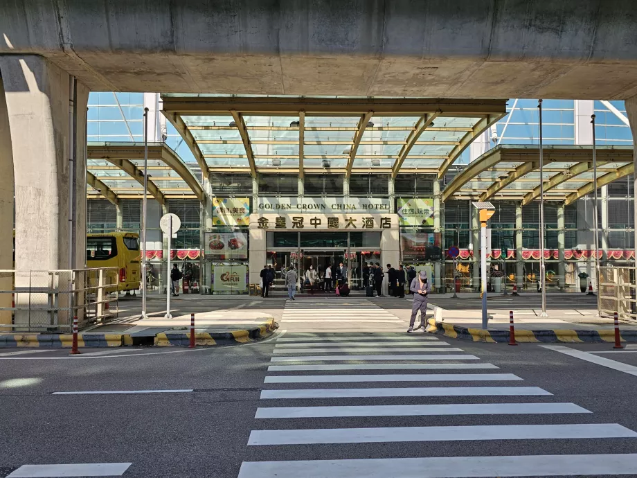 Hotel priamo pred letiskovým terminálom