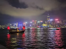 Pohľad na ostrov Hongkong z promenády TST