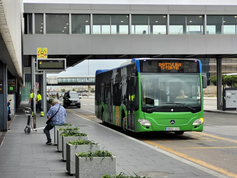 Bezplatná kyvadlová doprava medzi terminálmi