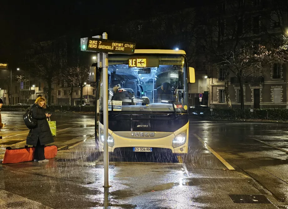 Autobusová zastávka na letisku, Grenoble