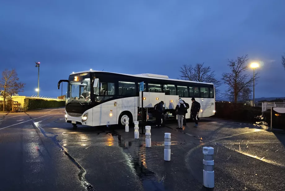 Autobusová zastávka na letisku GNB