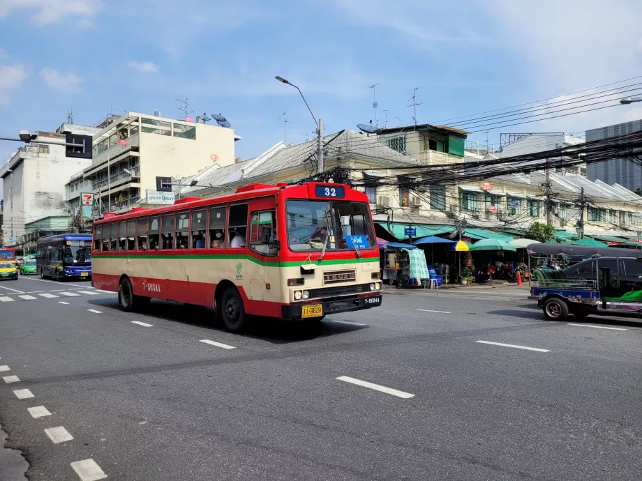 Neklimatizovaný autobus