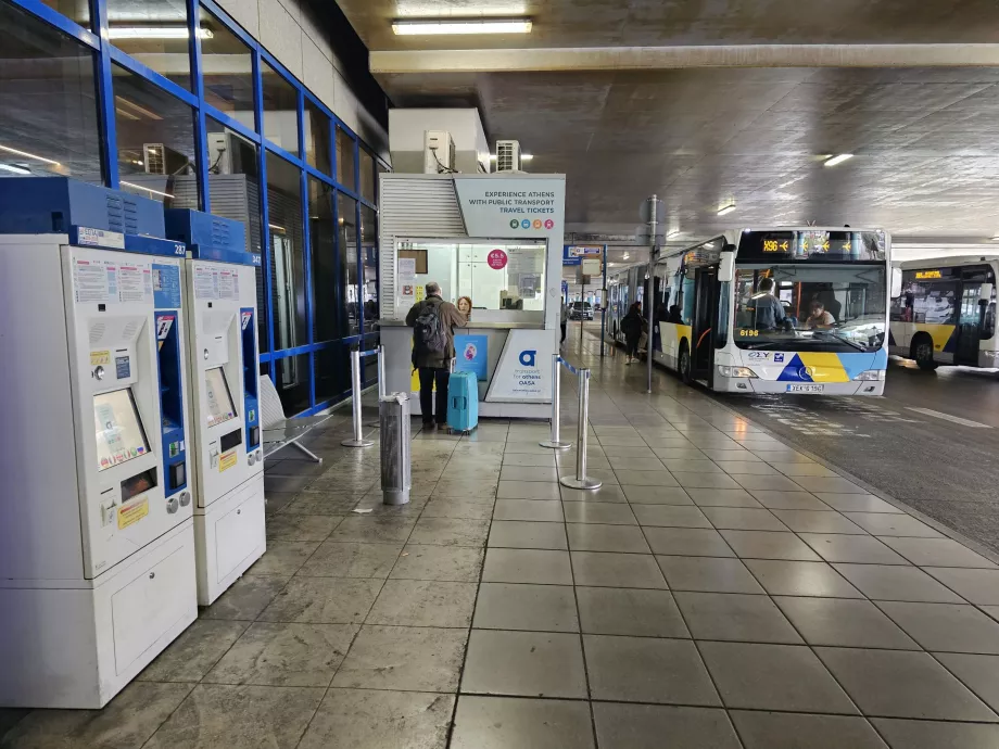 Predajné automaty a pokladňa na autobusovej zastávke, letisko Atény