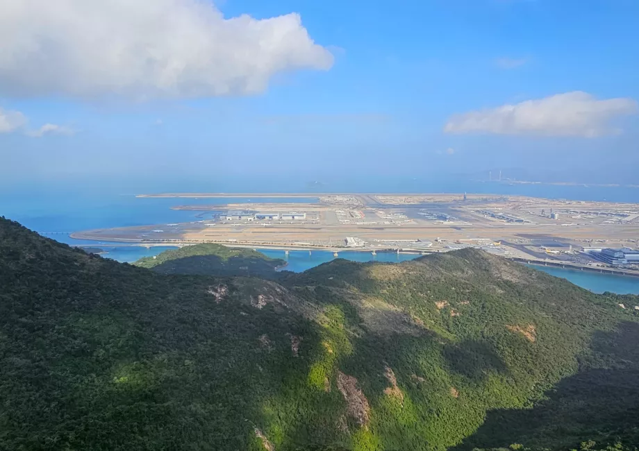 Pohľad z lanovky na letisko HKG