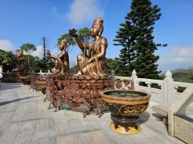 Menšie sochy Budhu na galérii