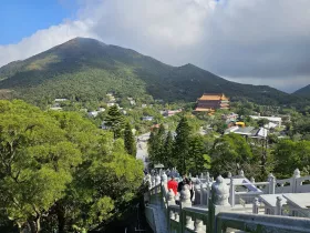 Pohľad na kláštor Po Lin