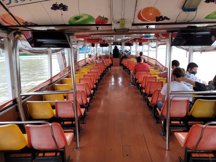 Interiér lode Chao Phraya Express