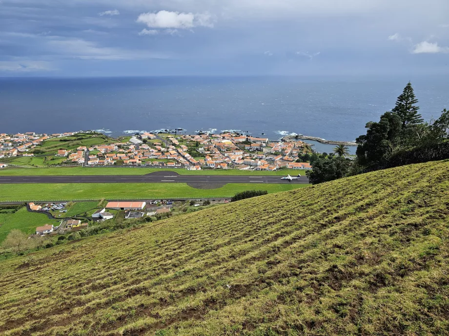 Pohľad na pristávaciu dráhu a Santa Cruz das Flores