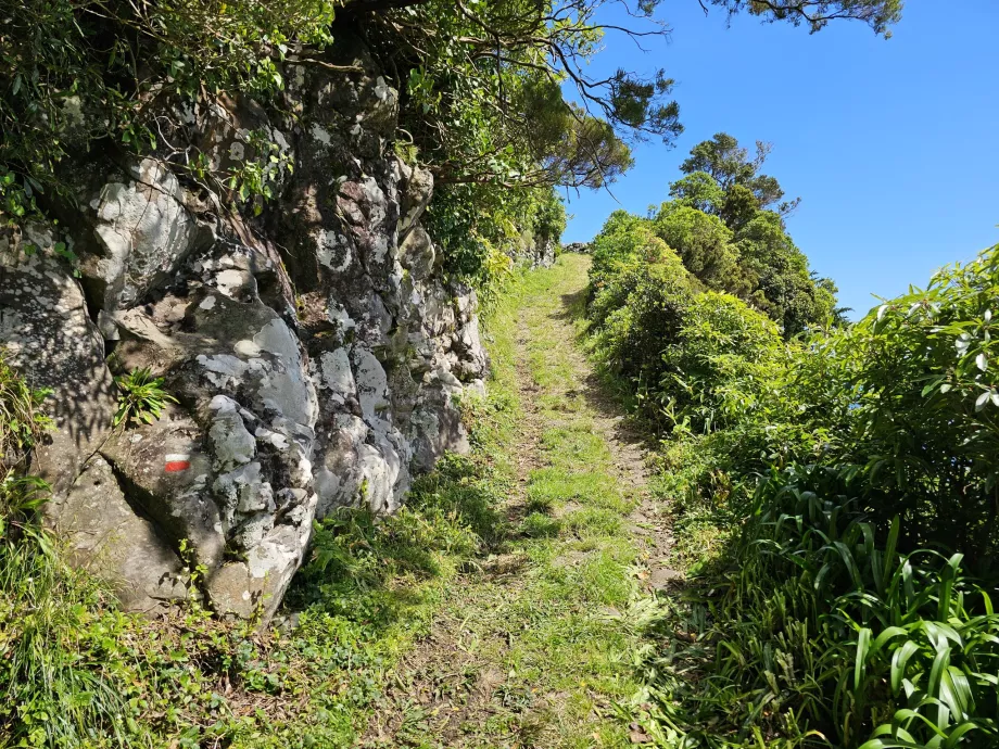 Značka na skale, trilho Ponta Ruiva-Cedros