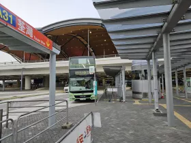 Autobusová zastávka smer MTR Tung Chung