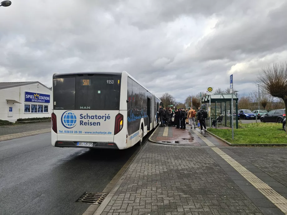 Autobusová zastávka Letisko, Stanica Weeze