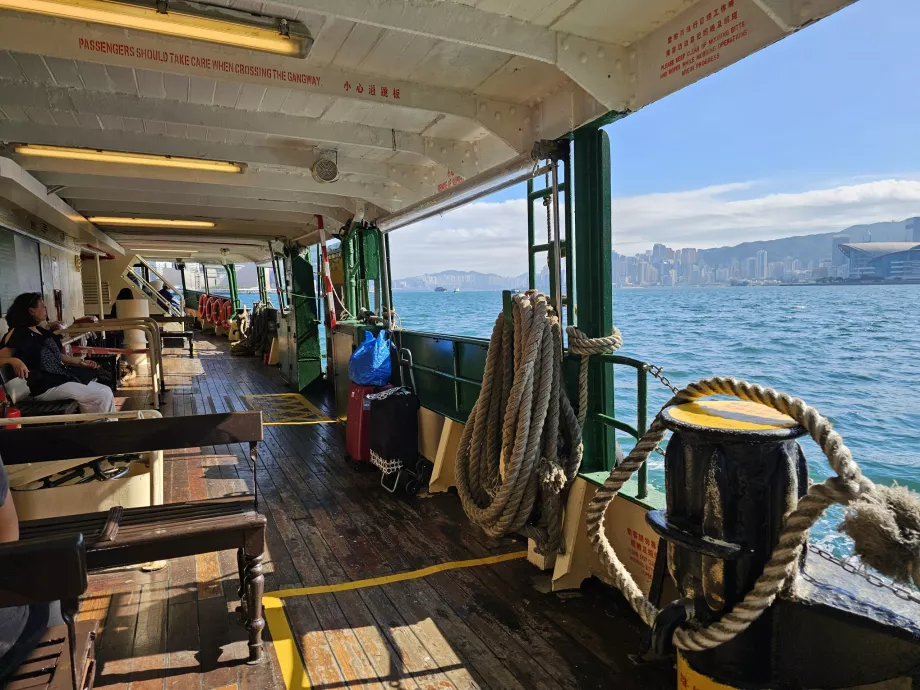 Dolná paluba na trajekte Star Ferry