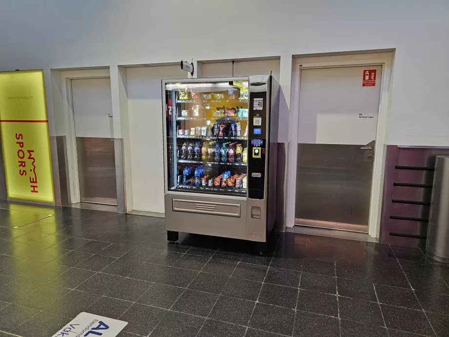 Predajný automat v príletovej hale