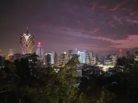 Nočný pohľad na Macao