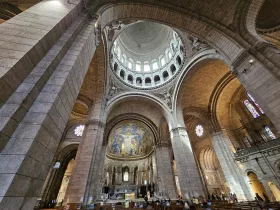 Interiér baziliky Sacre Coeur