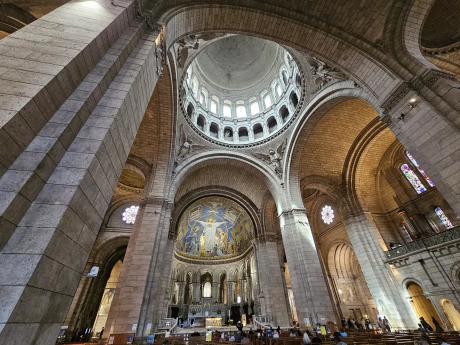 Interiér baziliky Sacre Coeur