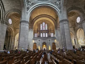 Interiér baziliky Sacre Coeur