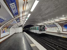 Vlak metra na stanici Abbesses