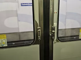 Otváranie dverí starých súprav metra (zdvihnutím páky nahor)