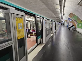 Stanica metra s bariérami pre nové vlaky