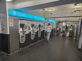 Na každej stanici metra sú automaty na lístky