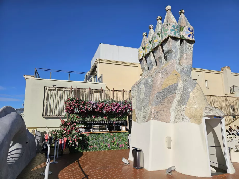 Terasa a bar, strecha Casa Battlo