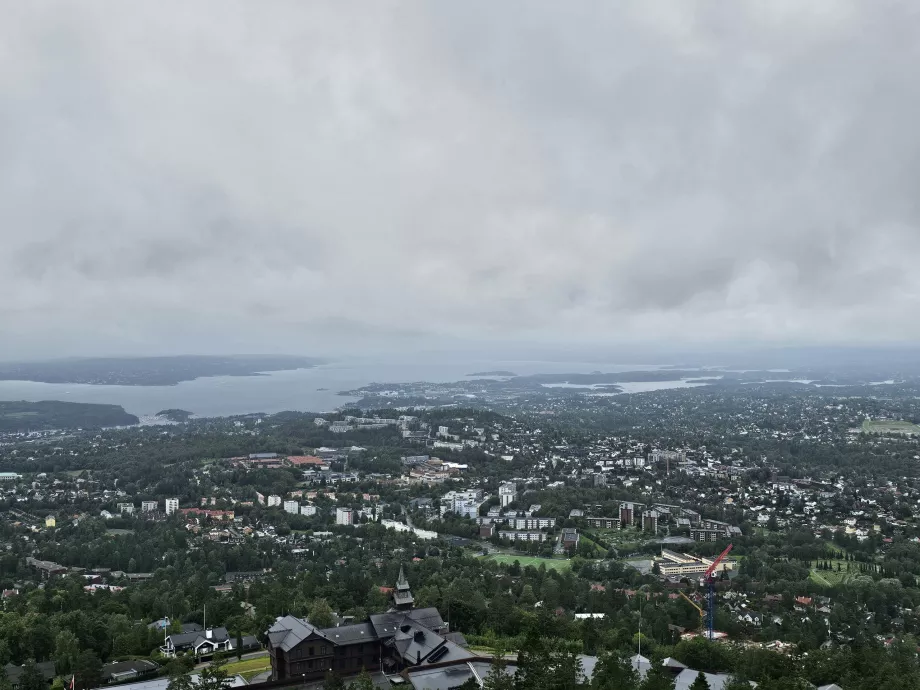 Pohľad zo skokanského mostíka Holemnollen