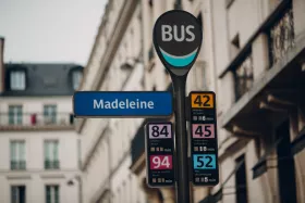 Autobusová zastávka v Paríži