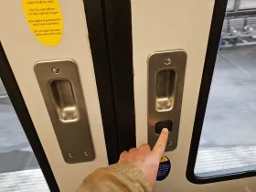 Čierne tlačidlo na otváranie dverí na niektorých súpravách RER