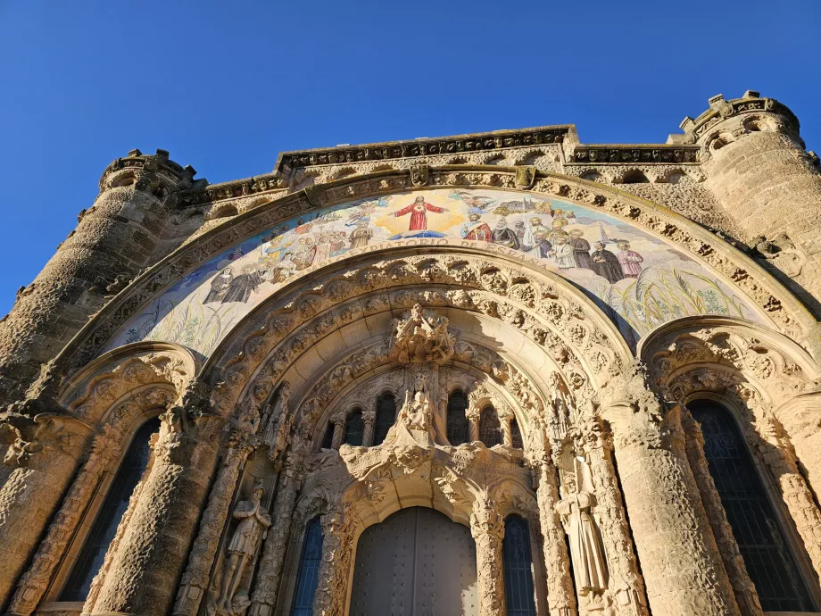 Detail portálu chrámu Tibidabo