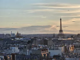 Pohľad na Eiffelovu vežu z centra Pompidou
