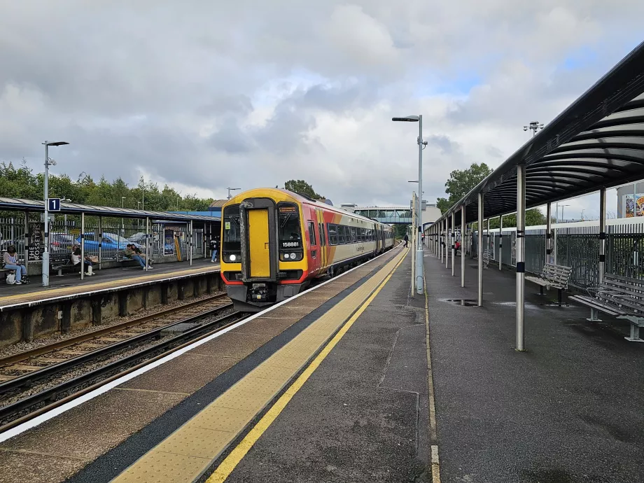 Vlak na stanici Southampton Airport Parkway