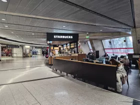 Starbucks, terminál 1, verejný priestor