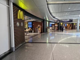 McDonald's, terminál 1, verejný priestor