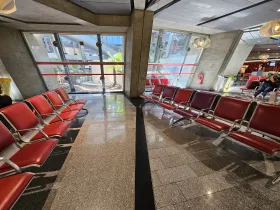 Sedadlá vo verejnej časti terminálu 1