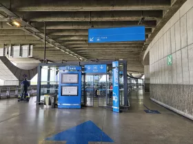 Stanovište taxíkov pred príletovou halou, terminál 1