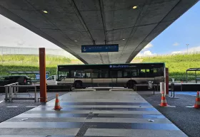 Autobus číslo 350 pred terminálom 1